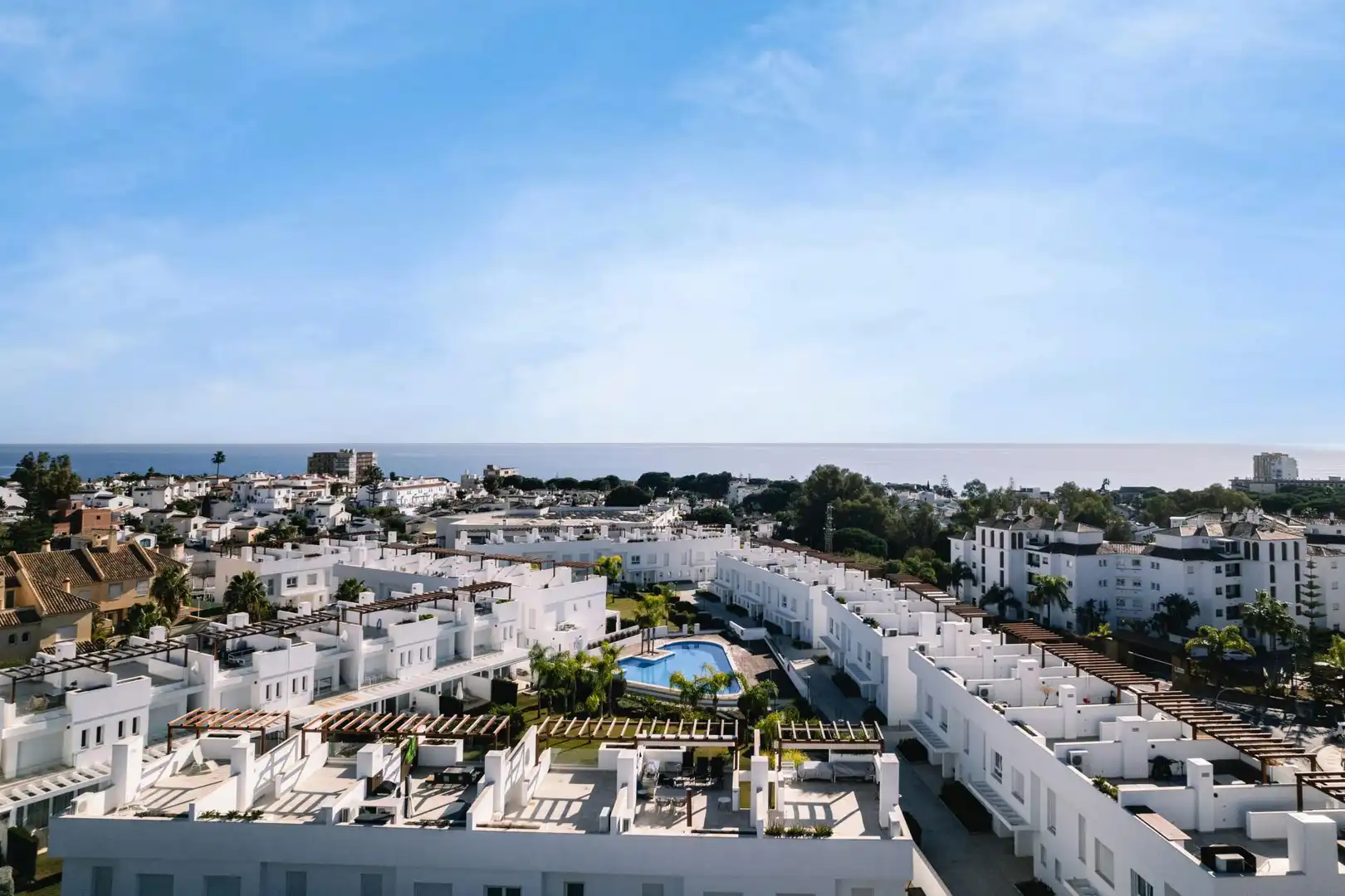 Außenansicht von Einfamilien-Reihenhaus zur Miete in Mijas mit Klimaanlage, Terrasse und Schwimmbad