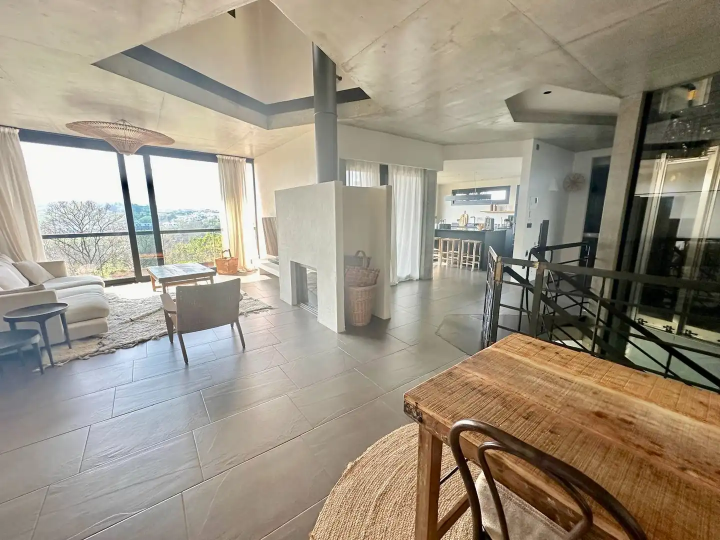 Sala d'estar de Casa adosada en venda en Donostia - San Sebastián  amb Aire condicionat, Calefacció i Jardí privat