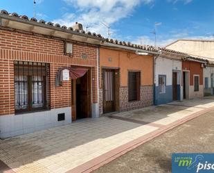 Vista exterior de Casa o xalet en venda en Nava del Rey amb Jardí privat, Terrassa i Traster