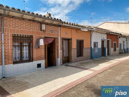 Vista exterior de Casa o xalet en venda en Nava del Rey amb Jardí privat, Terrassa i Traster