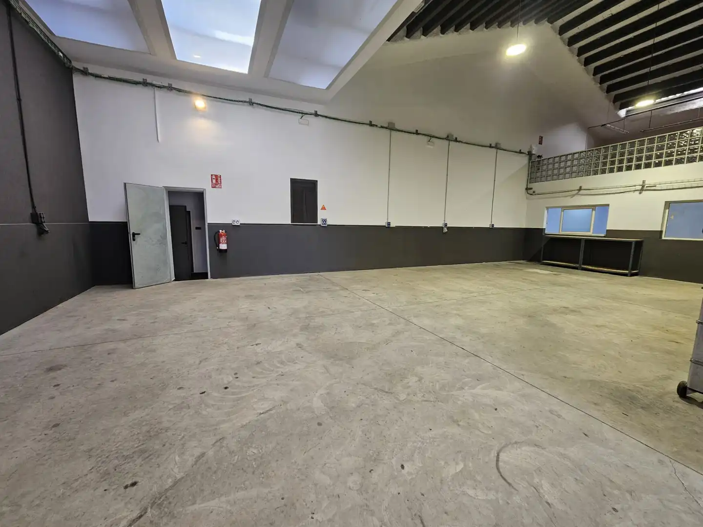 Fabrikhallen zur Miete in Terrassa mit Heizung und Alarm