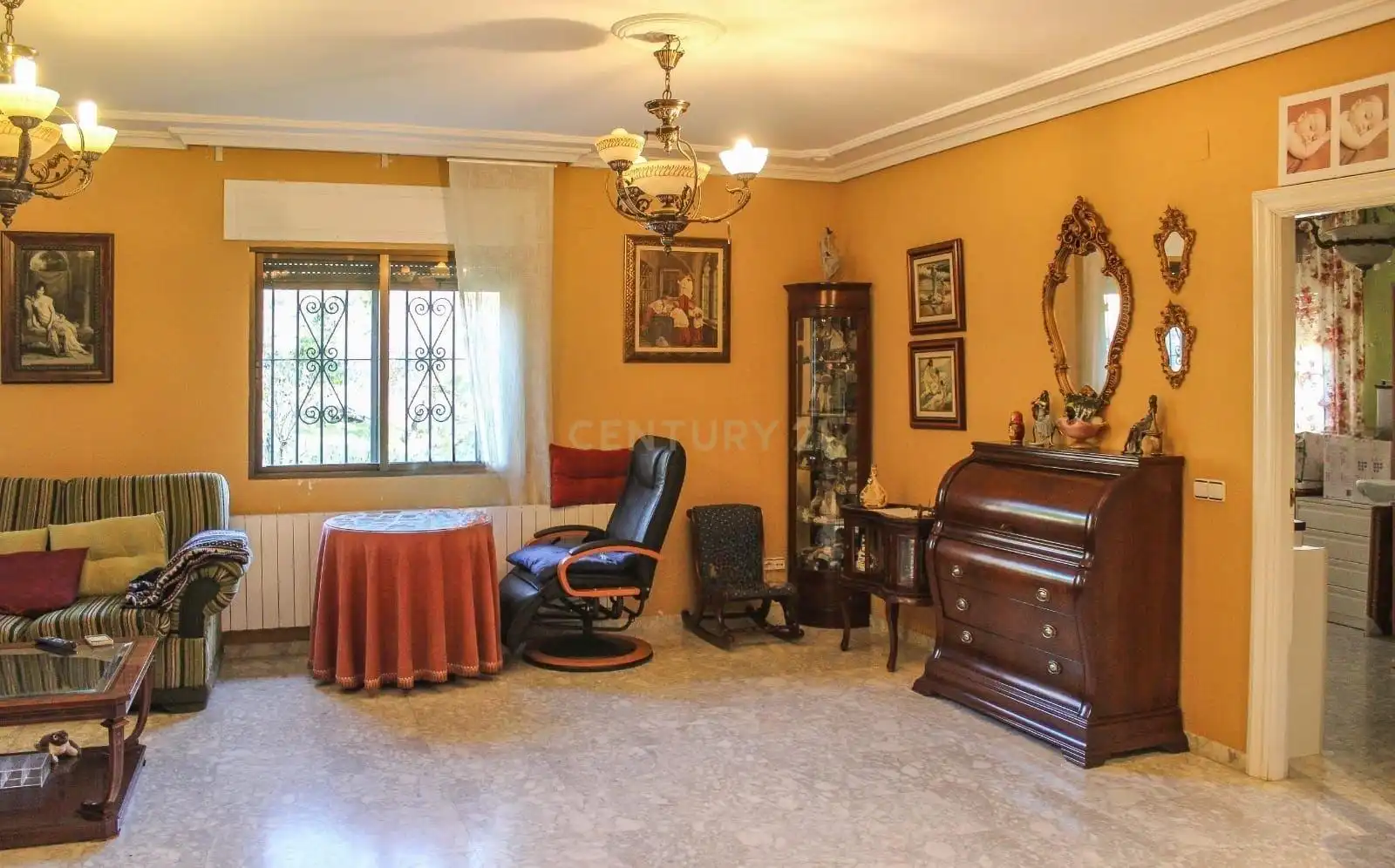 Sala d'estar de Casa o xalet en venda en Cáceres amb Aire condicionat, Jardí privat i Traster