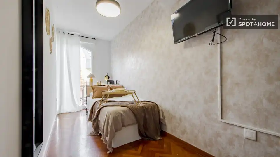 Bedroom of Flat for share in Madrid  with Air Conditioner, Heating and Furnished