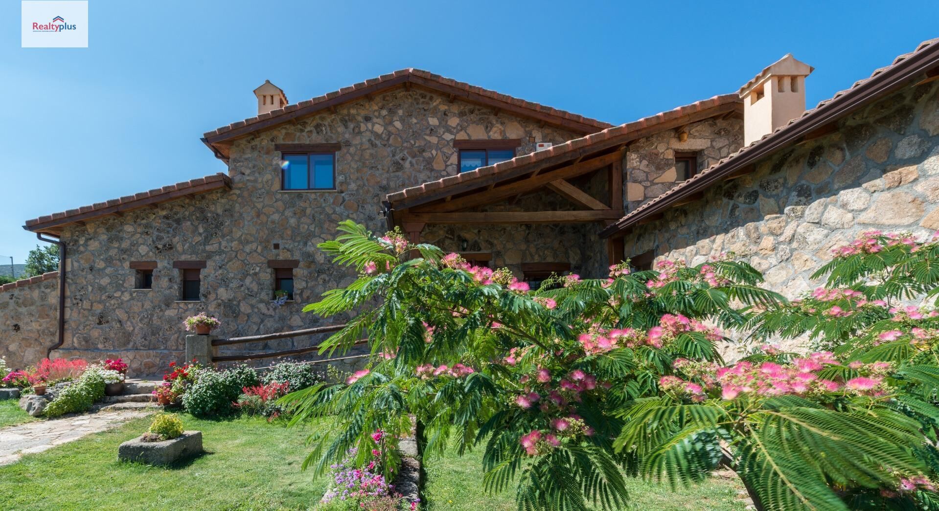 Vista exterior de Casa o xalet en venda en Navalperal de Tormes amb Calefacció, Jardí privat i Terrassa