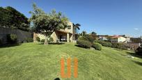 Vista exterior de Casa o xalet en venda en Oleiros amb Calefacció, Jardí privat i Parquet