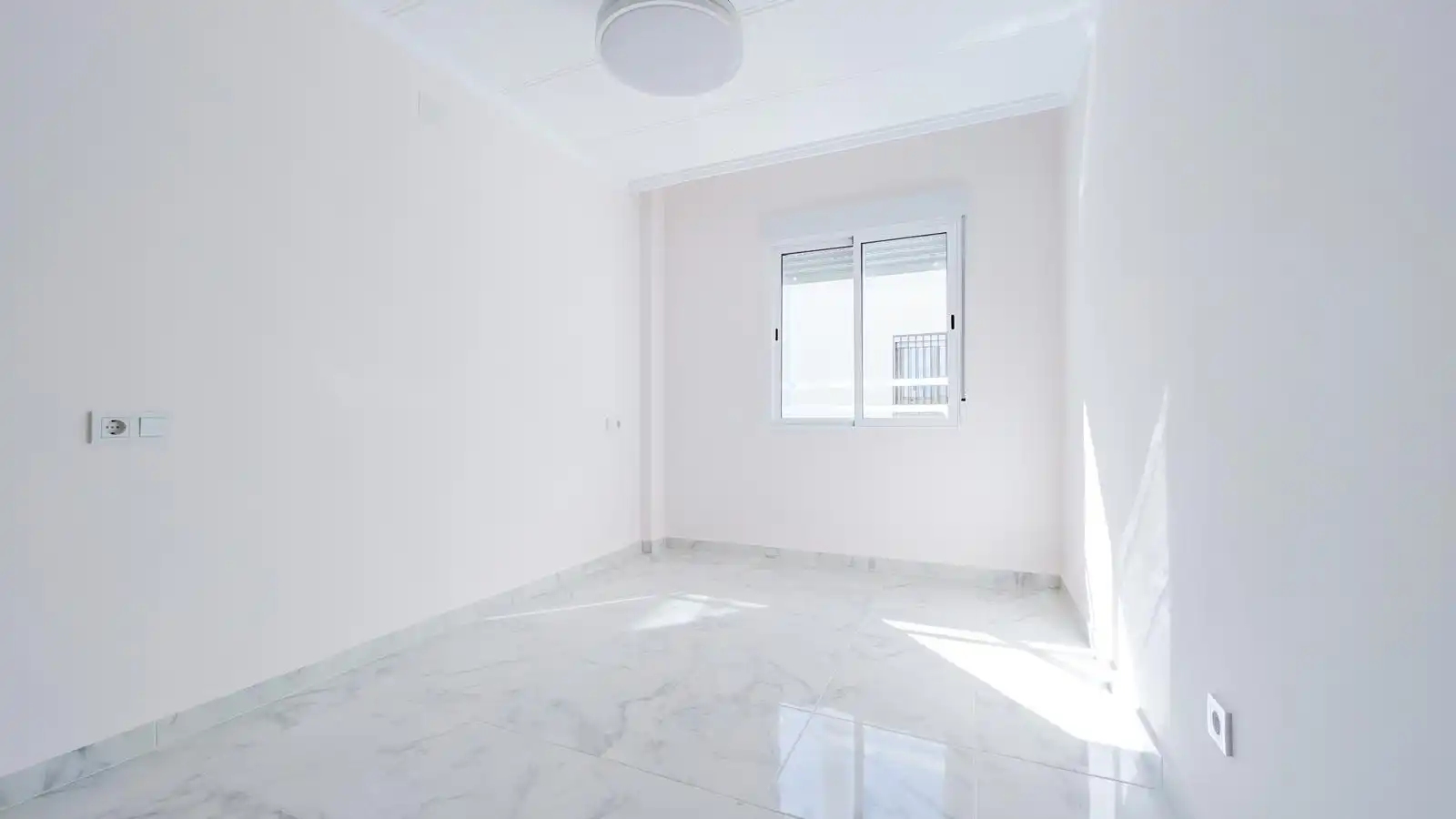 Dormitori de Àtic de lloguer amb opció a compra en Torrevieja amb Aire condicionat, Calefacció i Terrassa