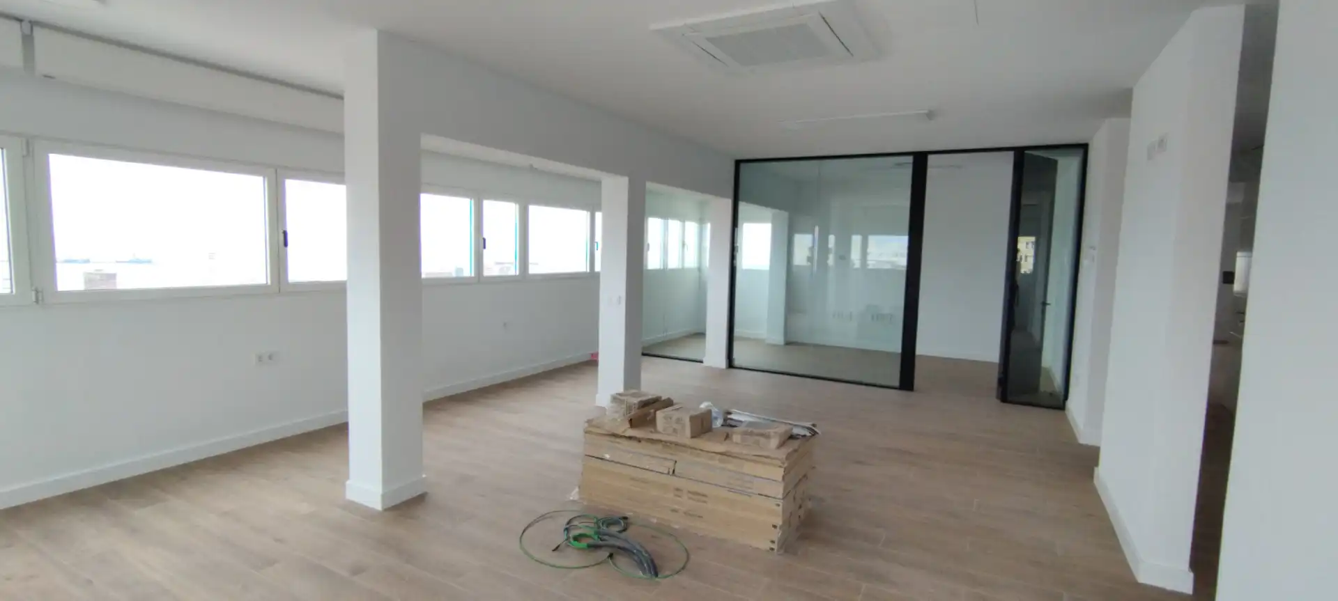 Büro zur Miete in Las Palmas de Gran Canaria mit Klimaanlage, Terrasse und Balkon