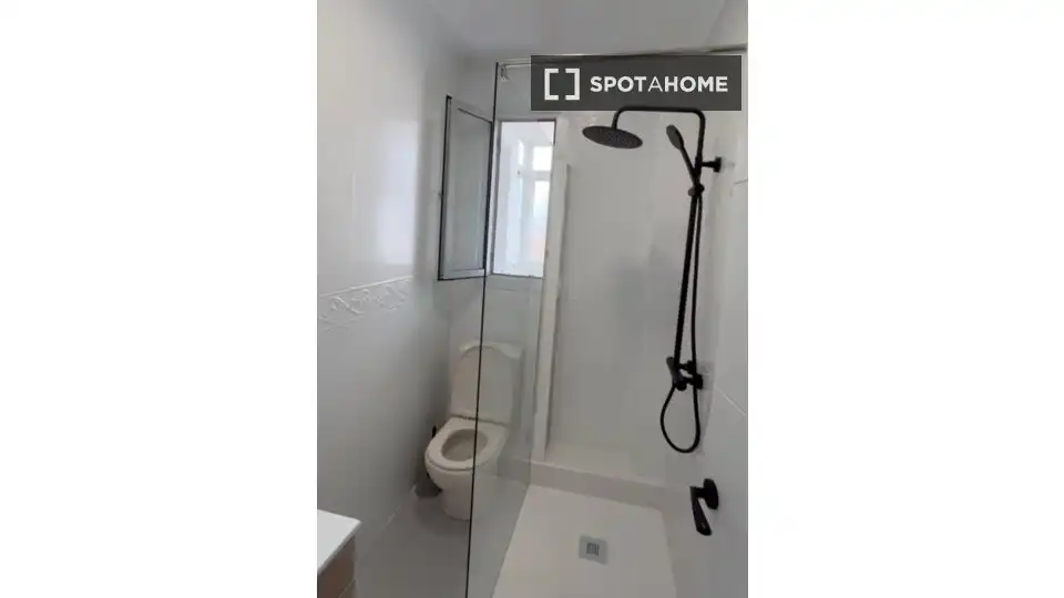 Bathroom of Flat for share in Almería  with Air Conditioner, Heating and Furnished