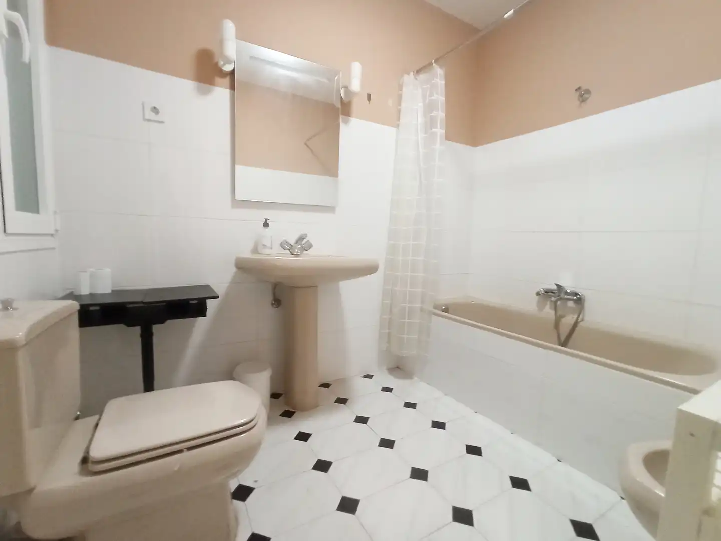 Bathroom of Flat for sale in Madrid  with Air Conditioner, Heating and Parquet flooring