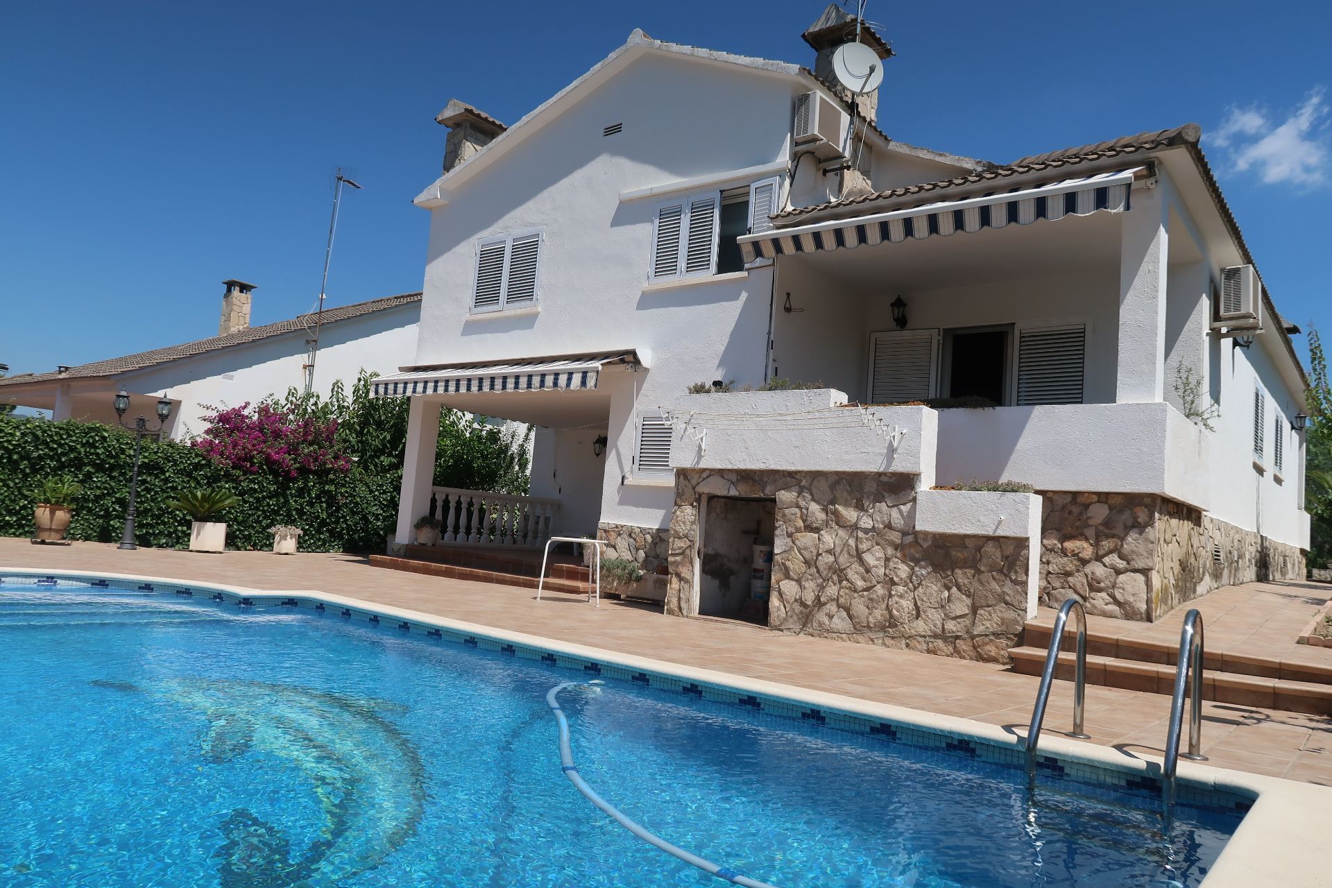 Vista exterior de Casa o chalet en venta en Vallirana con Calefacción y Piscina