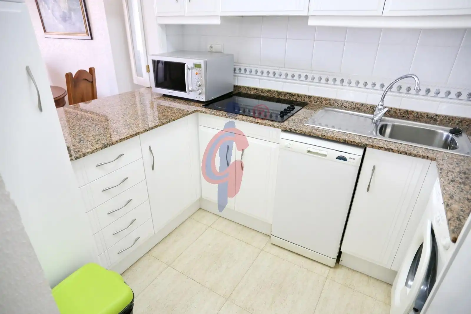 Küche von Dachboden zum Verkauf in Guardamar del Segura mit Terrasse, Abstellraum und Möbliert