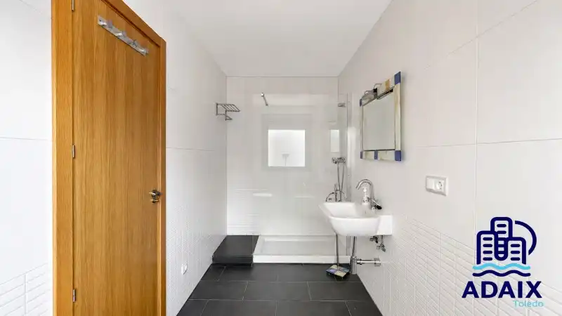 Bathroom of Houses for sale in Layos  with Air Conditioner, Heating and Terrace