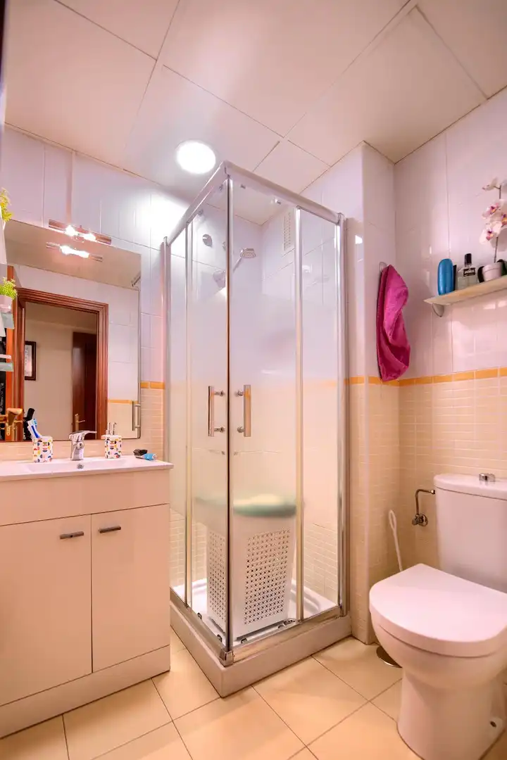 Badezimmer von Erdgeschoss zum Verkauf in Puerto Real mit Klimaanlage und Balkon