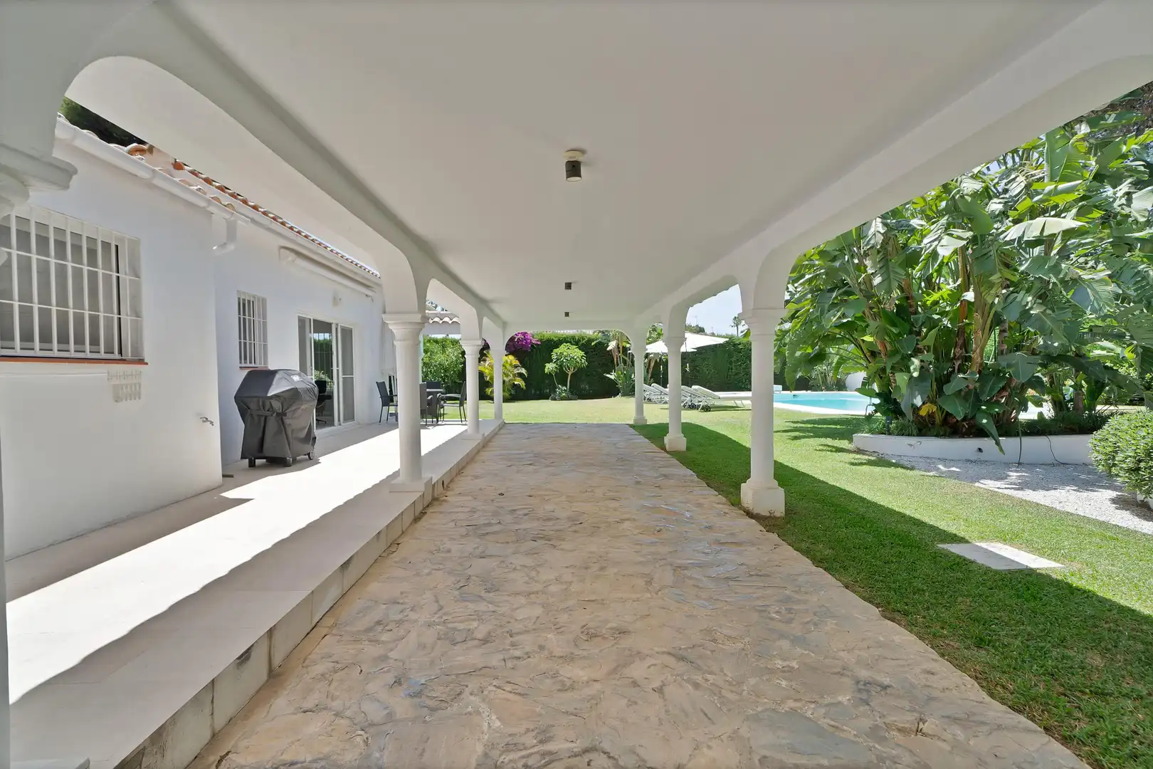 Vista exterior de Casa o xalet de lloguer en Estepona amb Aire condicionat, Calefacció i Jardí privat