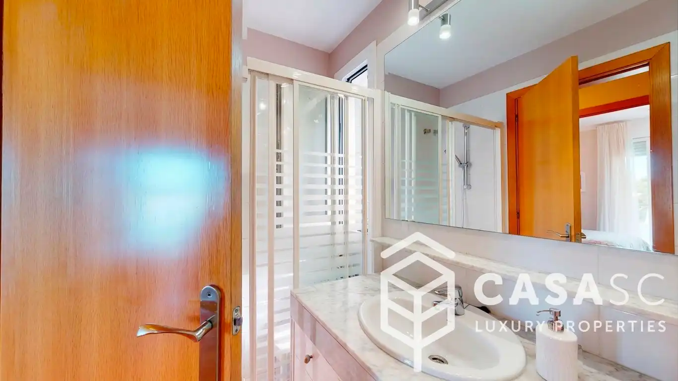 Bathroom of Attic for sale in Sant Cugat del Vallès  with Air Conditioner, Heating and Parquet flooring