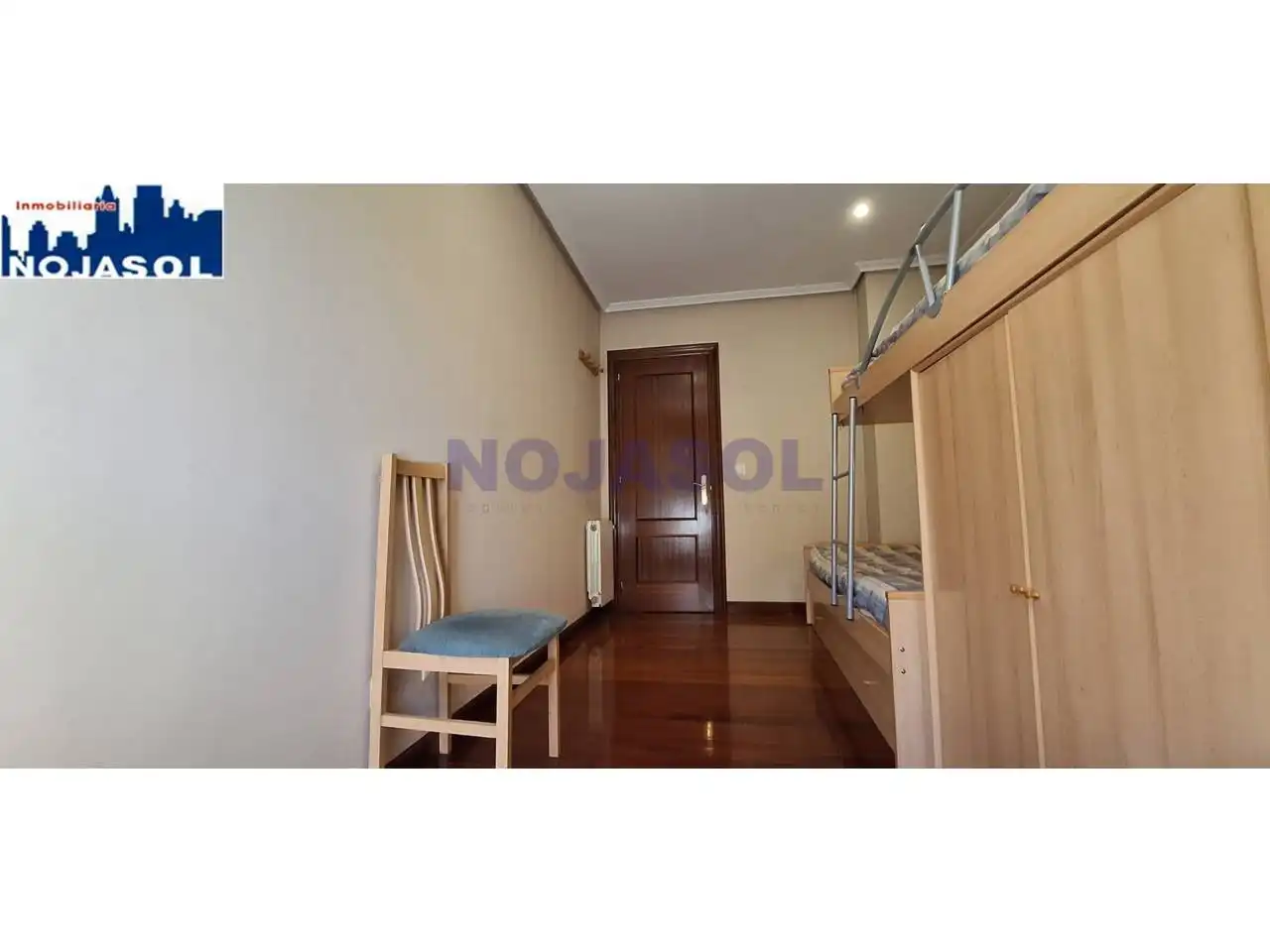 Dormitori de Apartament de lloguer en Noja amb Calefacció, Terrassa i Moblat
