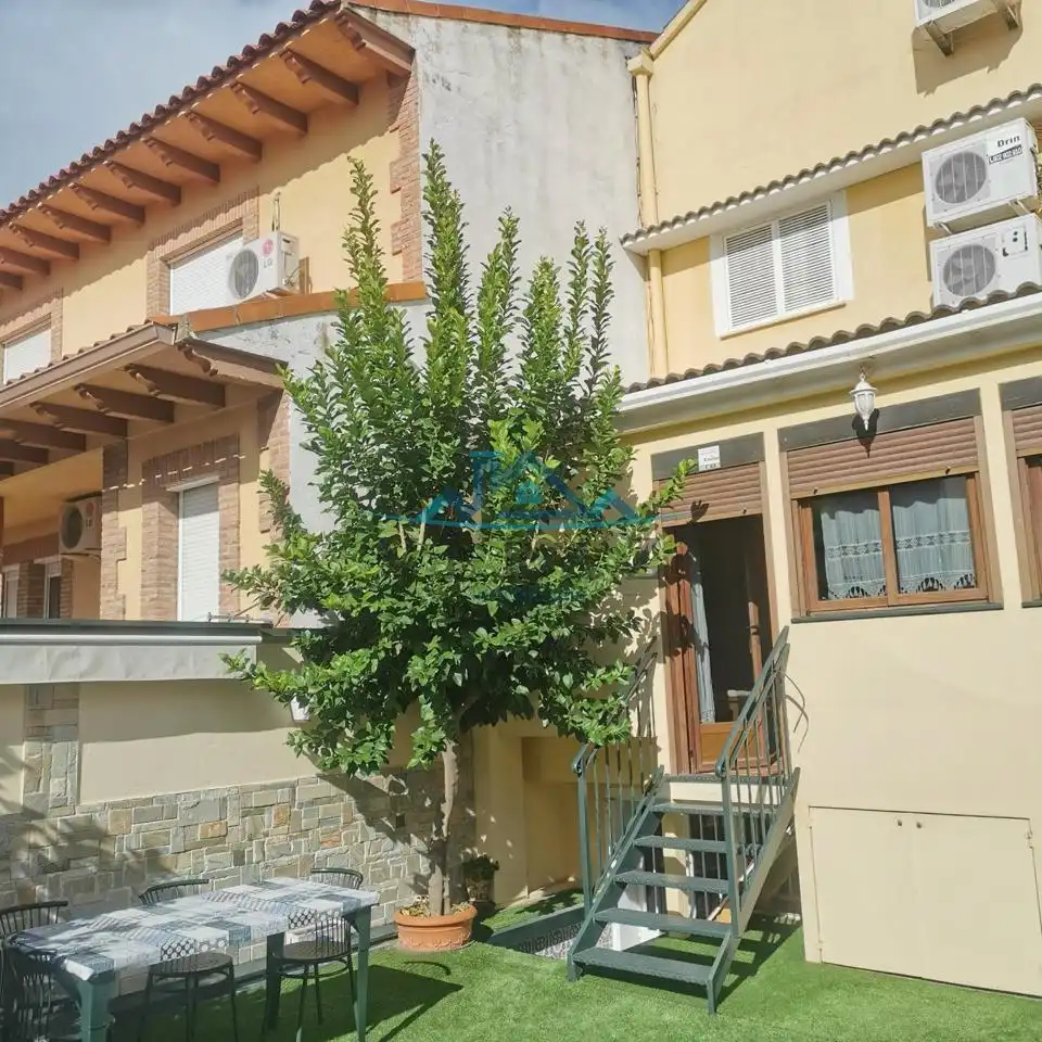 Vista exterior de Casa o xalet en venda en Talavera de la Reina amb Aire condicionat, Calefacció i Jardí privat
