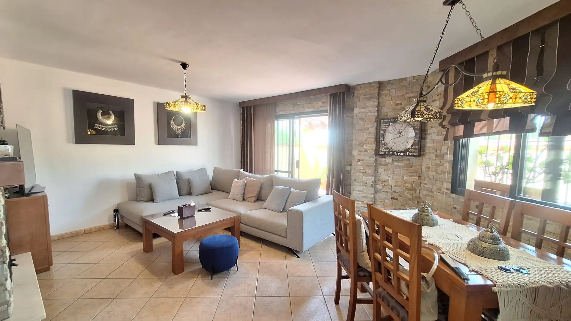 Sala d'estar de Casa adosada en venda en Estepona amb Terrassa