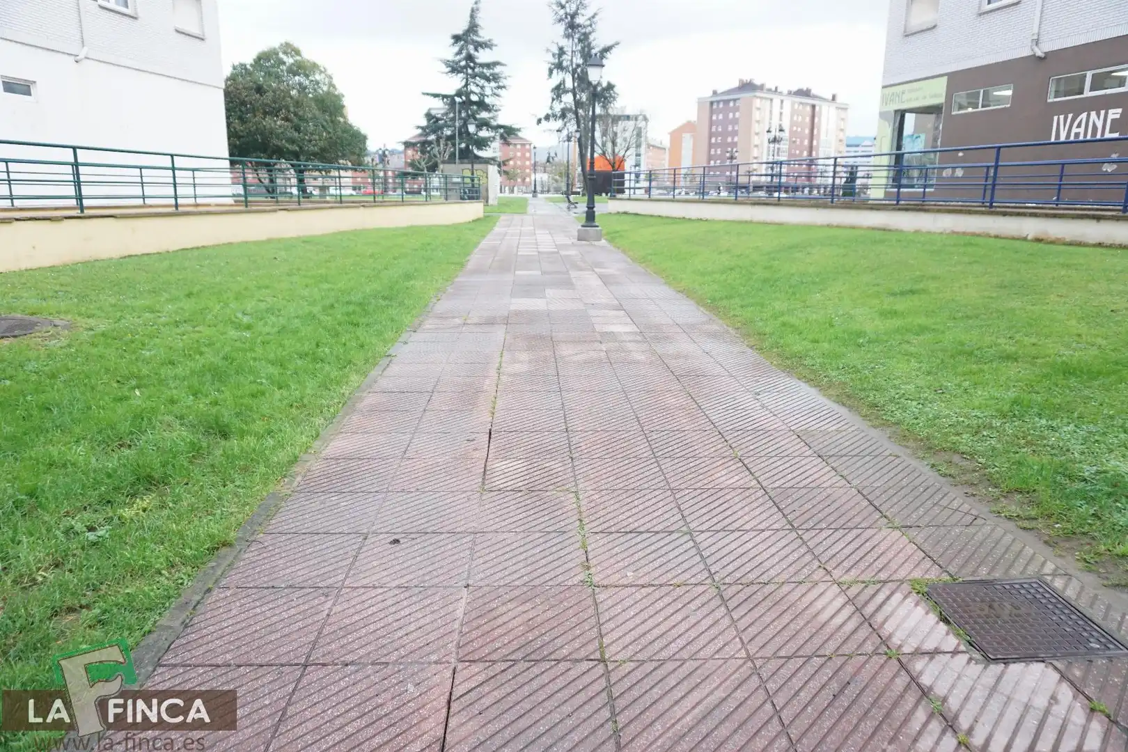 Vista exterior de Local en venda en Oviedo 