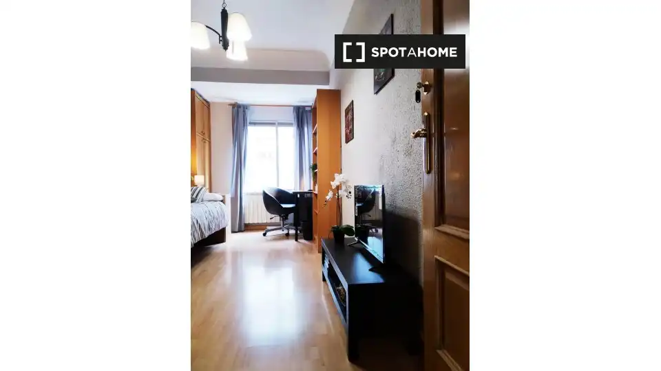 Bedroom of Flat for share in Zaragoza  with Air Conditioner, Heating and Furnished