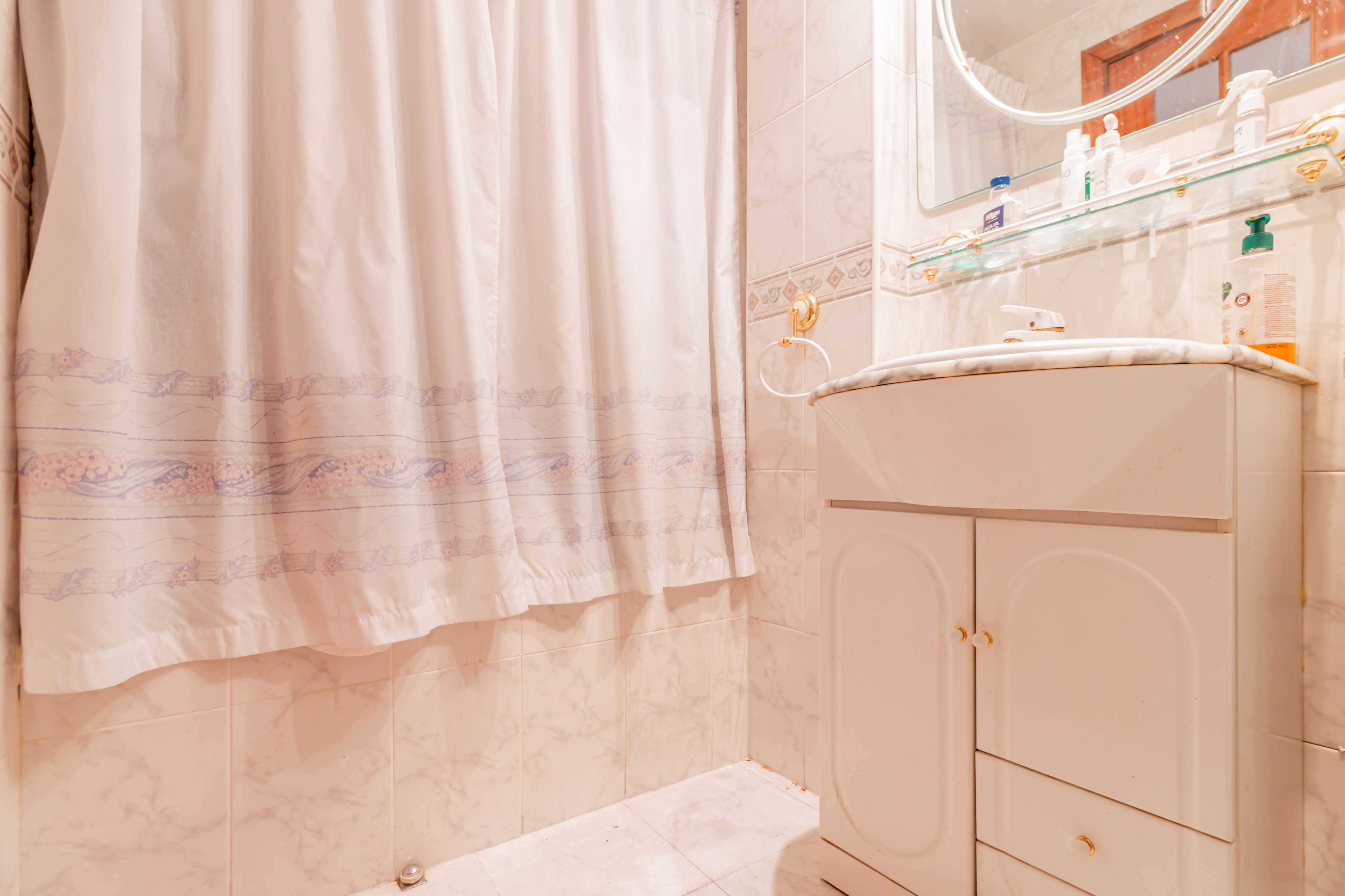 Bathroom of Flat for sale in  Madrid Capital  with Heating, Terrace and Storage room