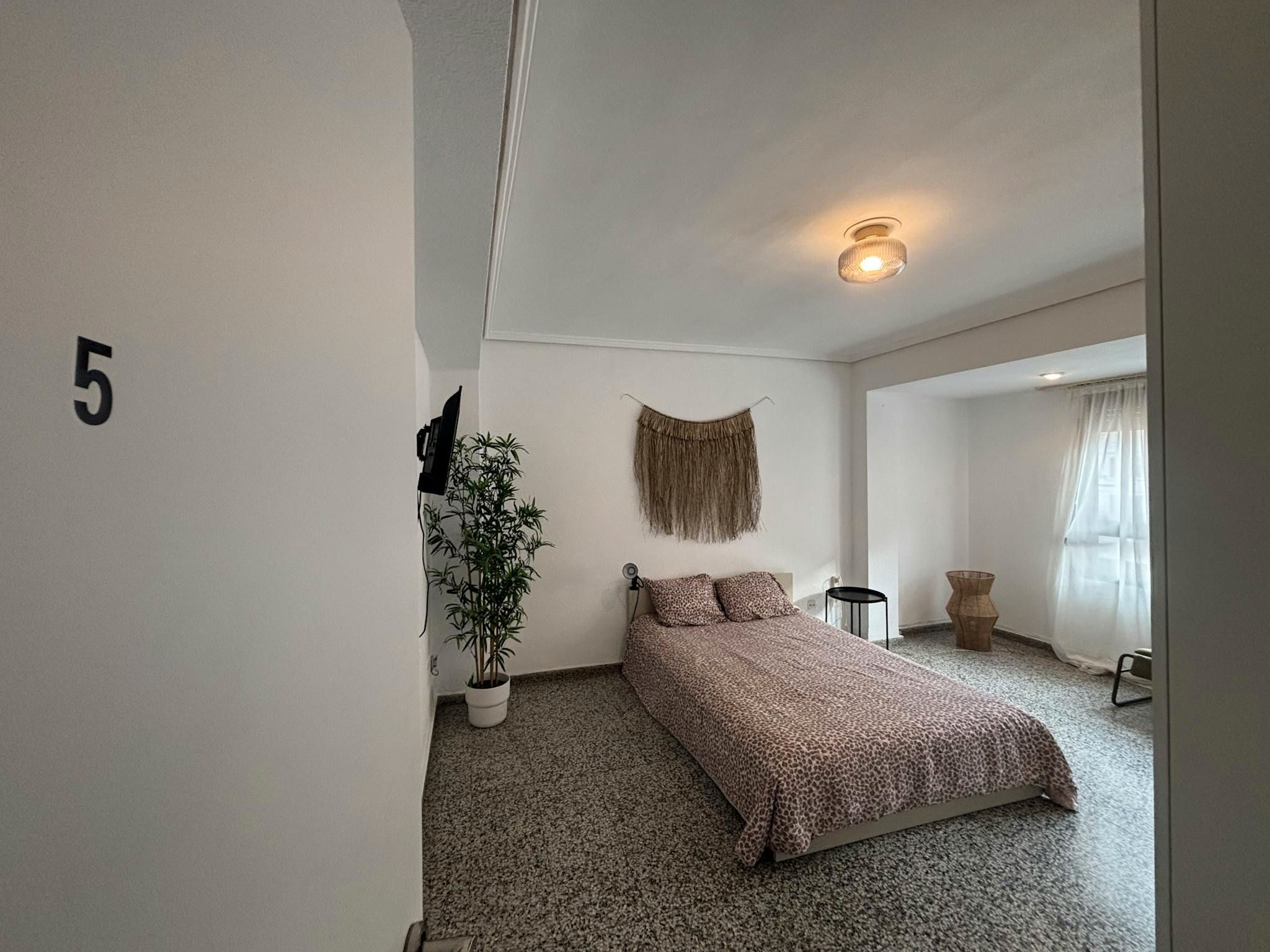 Bedroom of Flat to share in  Valencia Capital  with Air Conditioner, Heating and Washing machine