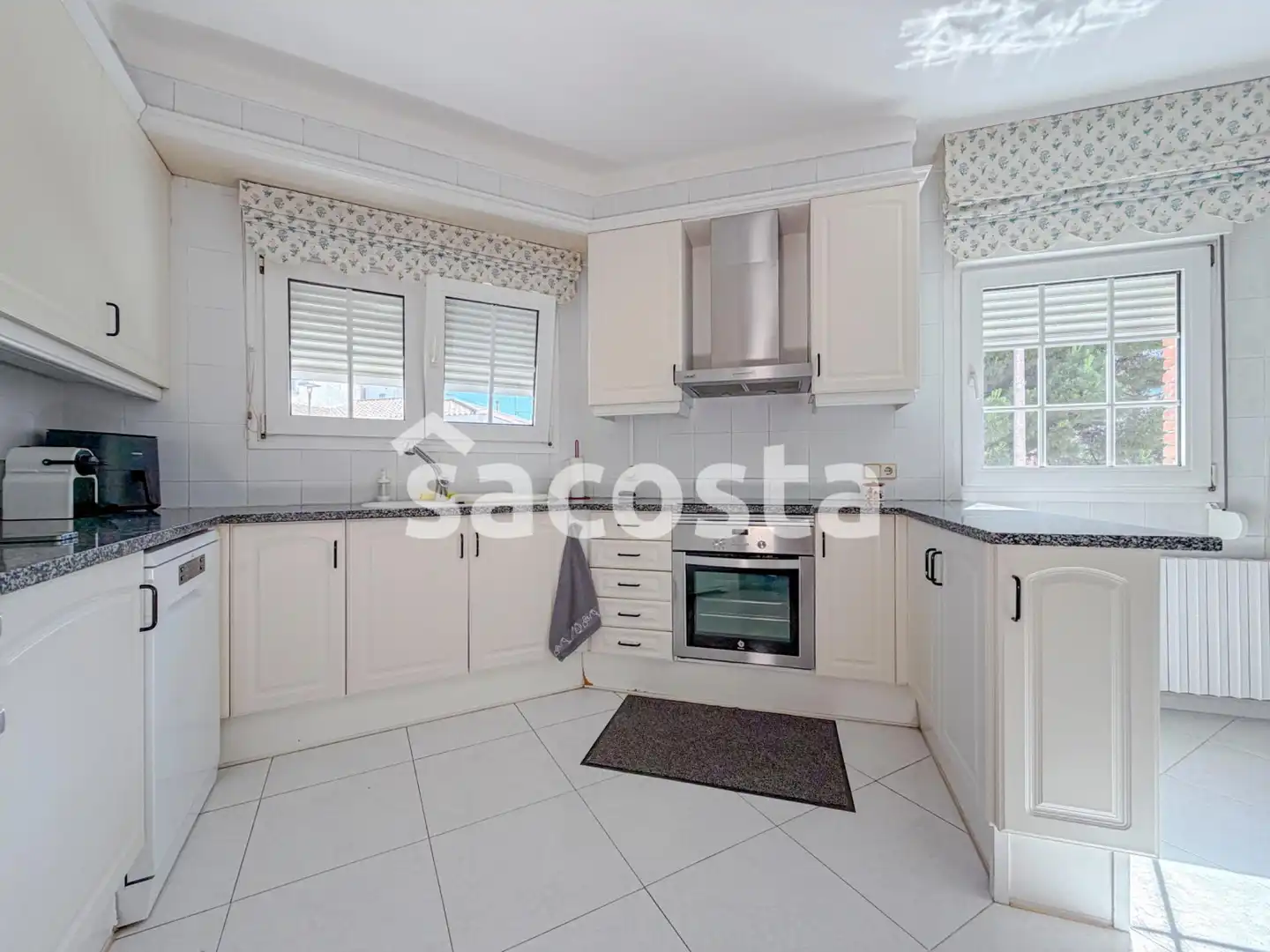 Cocina de Casa adosada en venta en Pineda de Mar con Aire acondicionado, Calefacción y Jardín privado