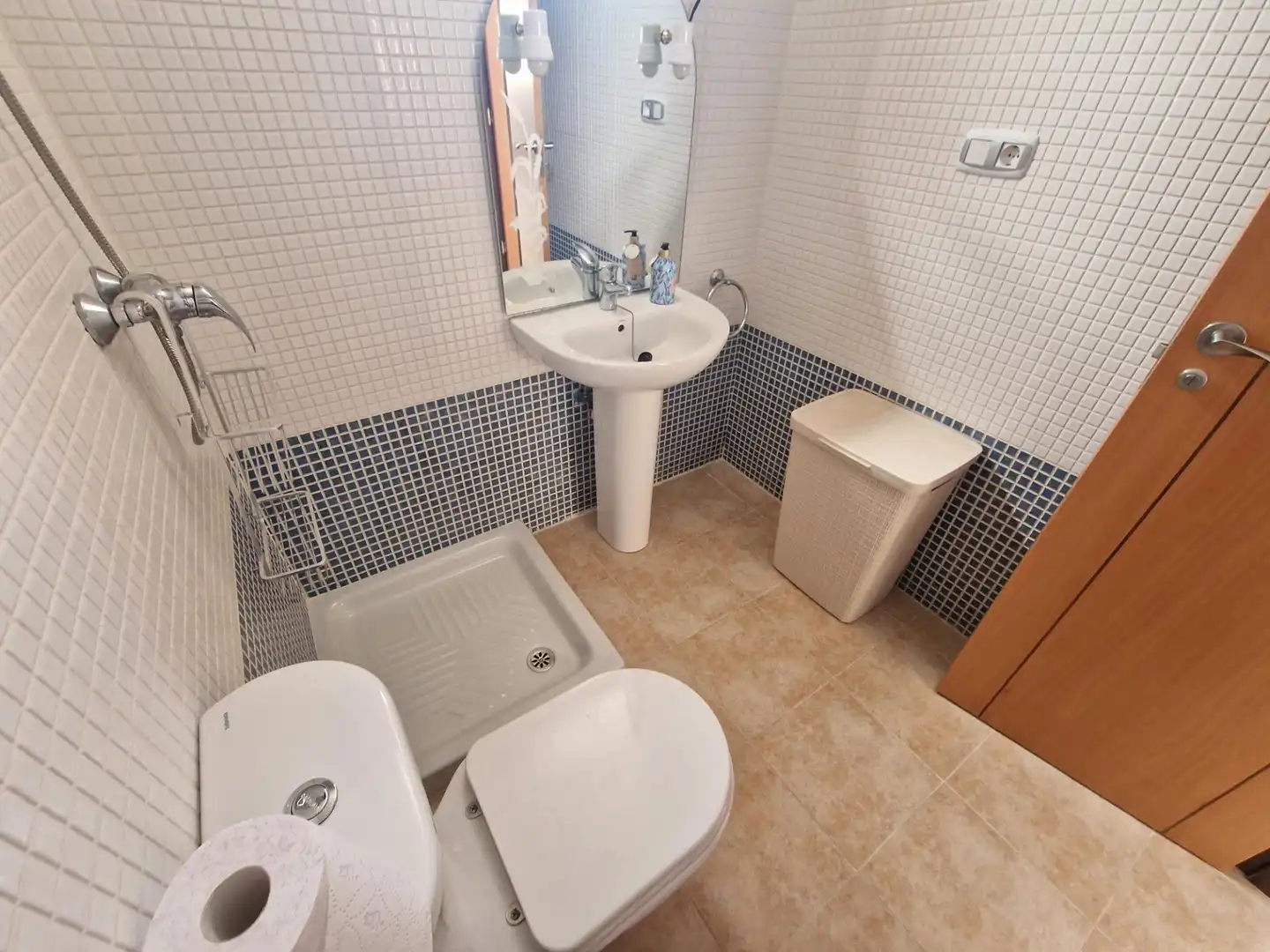 Badezimmer von Wohnungen zum Verkauf in Águilas mit Terrasse, Balkon und Gemeinschaftspool