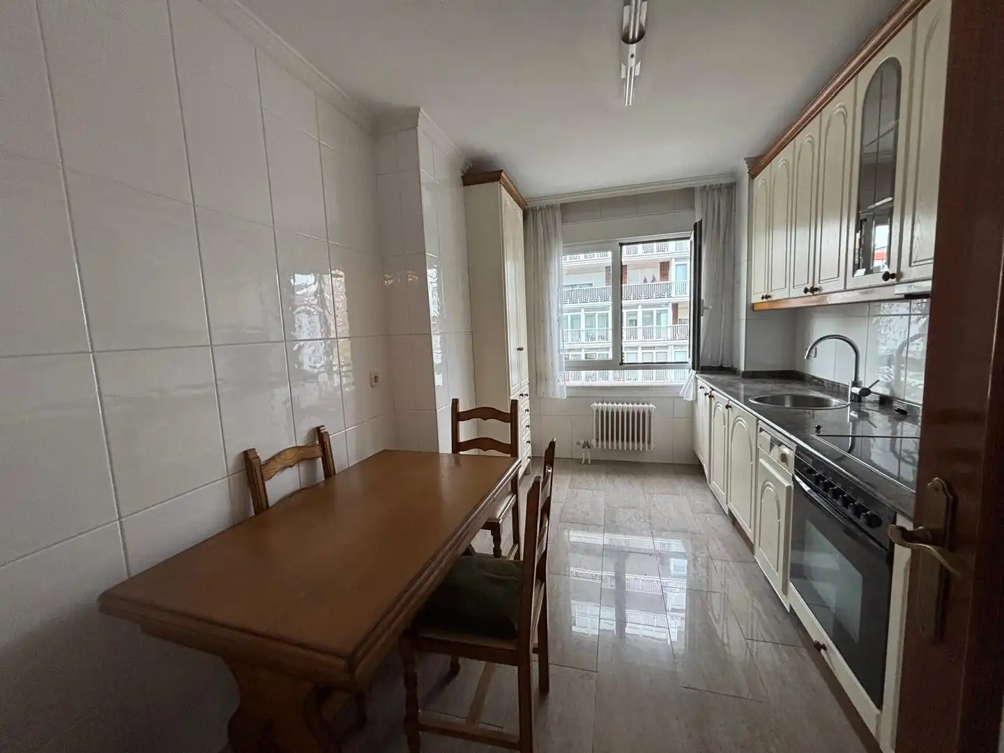 Cocina de Piso de alquiler en  Pamplona / Iruña con Calefacción, Parquet y Amueblado