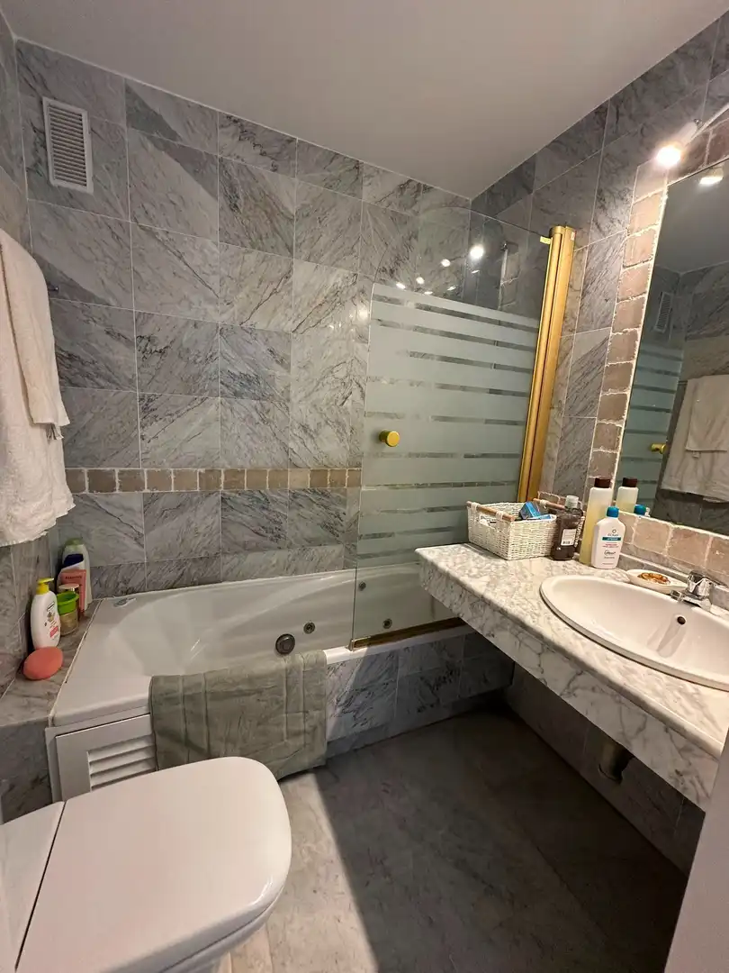 Baño de Apartamento de alquiler en Marbella con Aire acondicionado, Amueblado y Piscina comunitaria