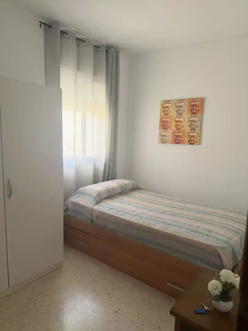 Dormitori de Pis de lloguer en Dos Hermanas amb Aire condicionat i Moblat