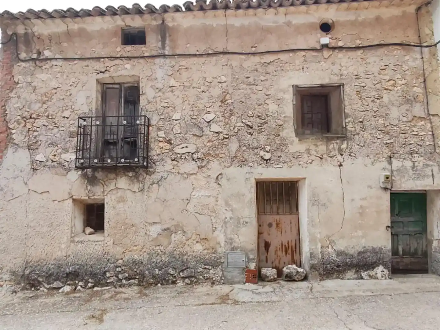 Vista exterior de Casa o xalet en venda en Huete amb Balcó