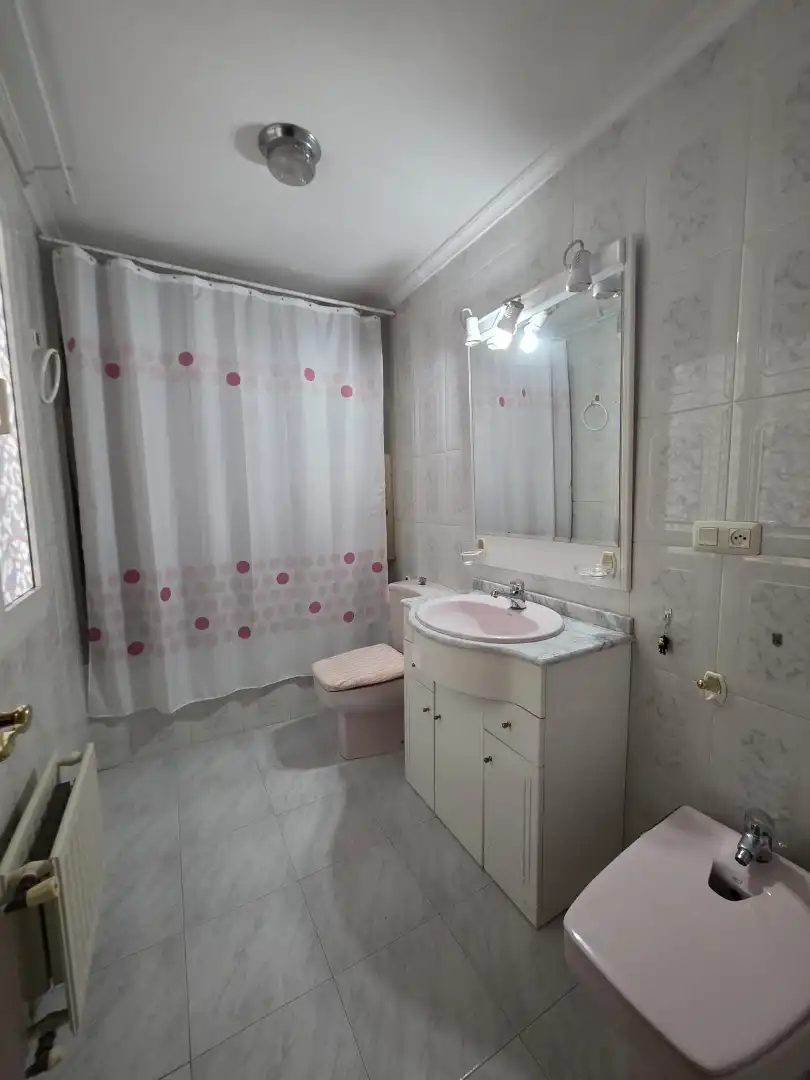 Baño de Casa adosada en venta en Ciudad Real con Calefacción, Jardín privado y Piscina