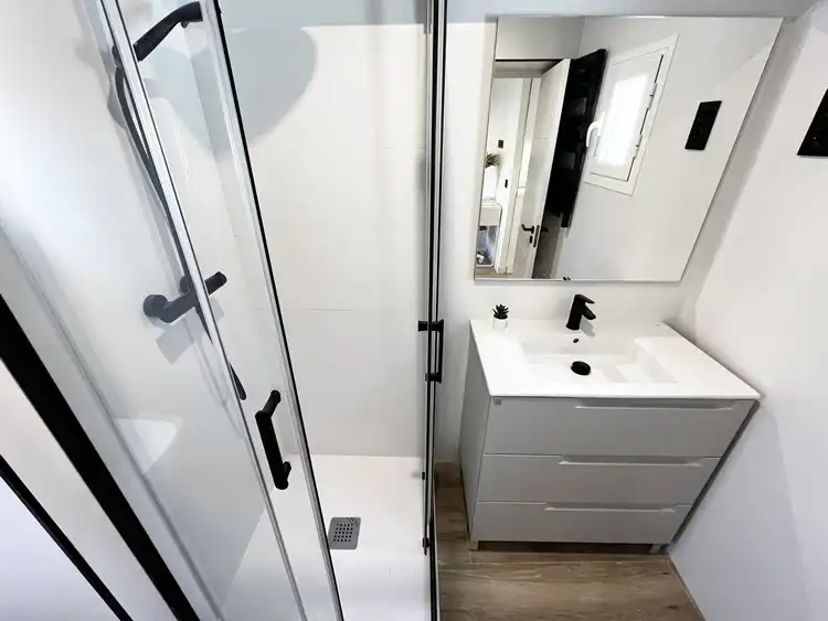 Baño de Estudio de alquiler en Madrid con Calefacción, Parquet y Amueblado