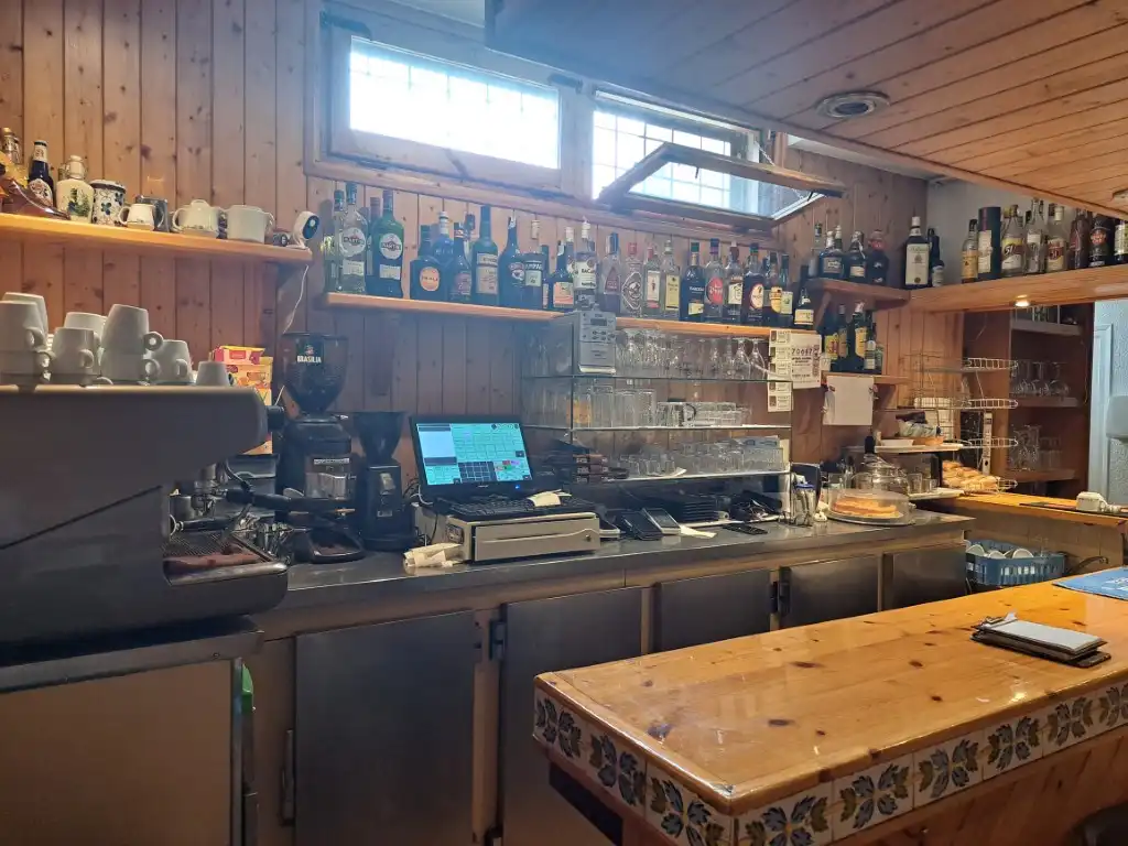 Local en traspaso en Alp con Calefacción, Parquet y Terraza