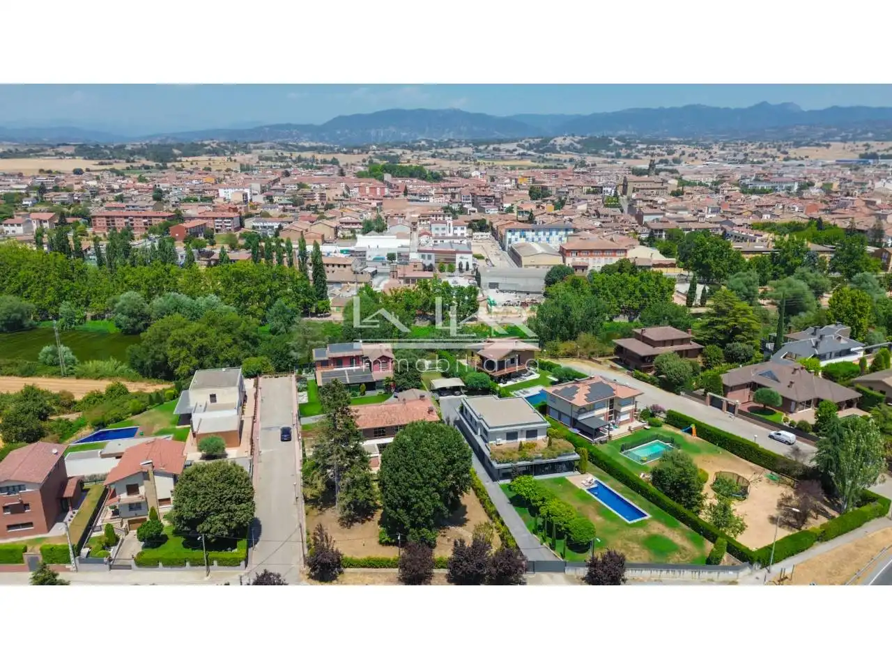 Vista exterior de Casa o xalet en venda en Manlleu amb Aire condicionat, Calefacció i Jardí privat