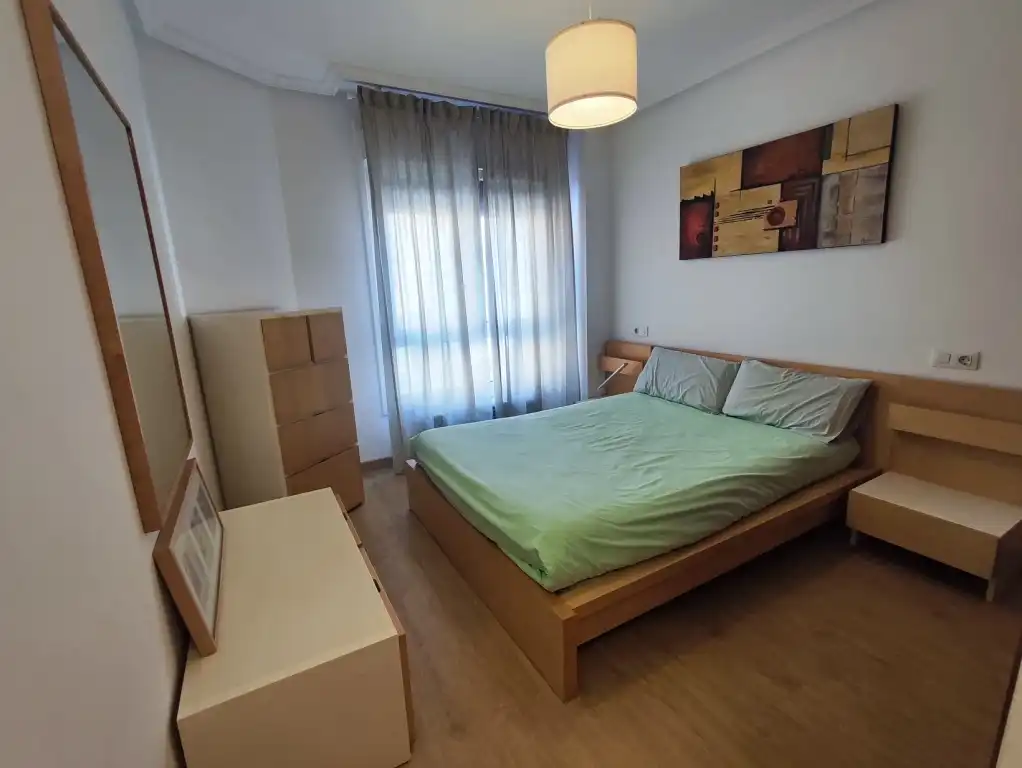 Dormitori de Apartament en venda en Gijón  amb Calefacció, Parquet i Moblat