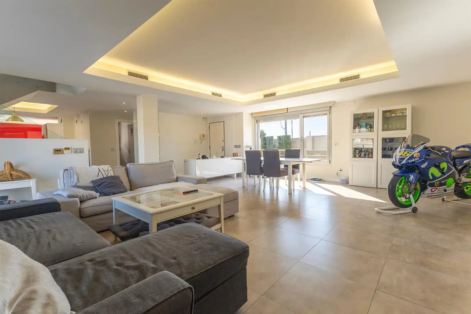 Sala d'estar de Casa o xalet en venda en Alicante / Alacant amb Aire condicionat, Calefacció i Jardí privat
