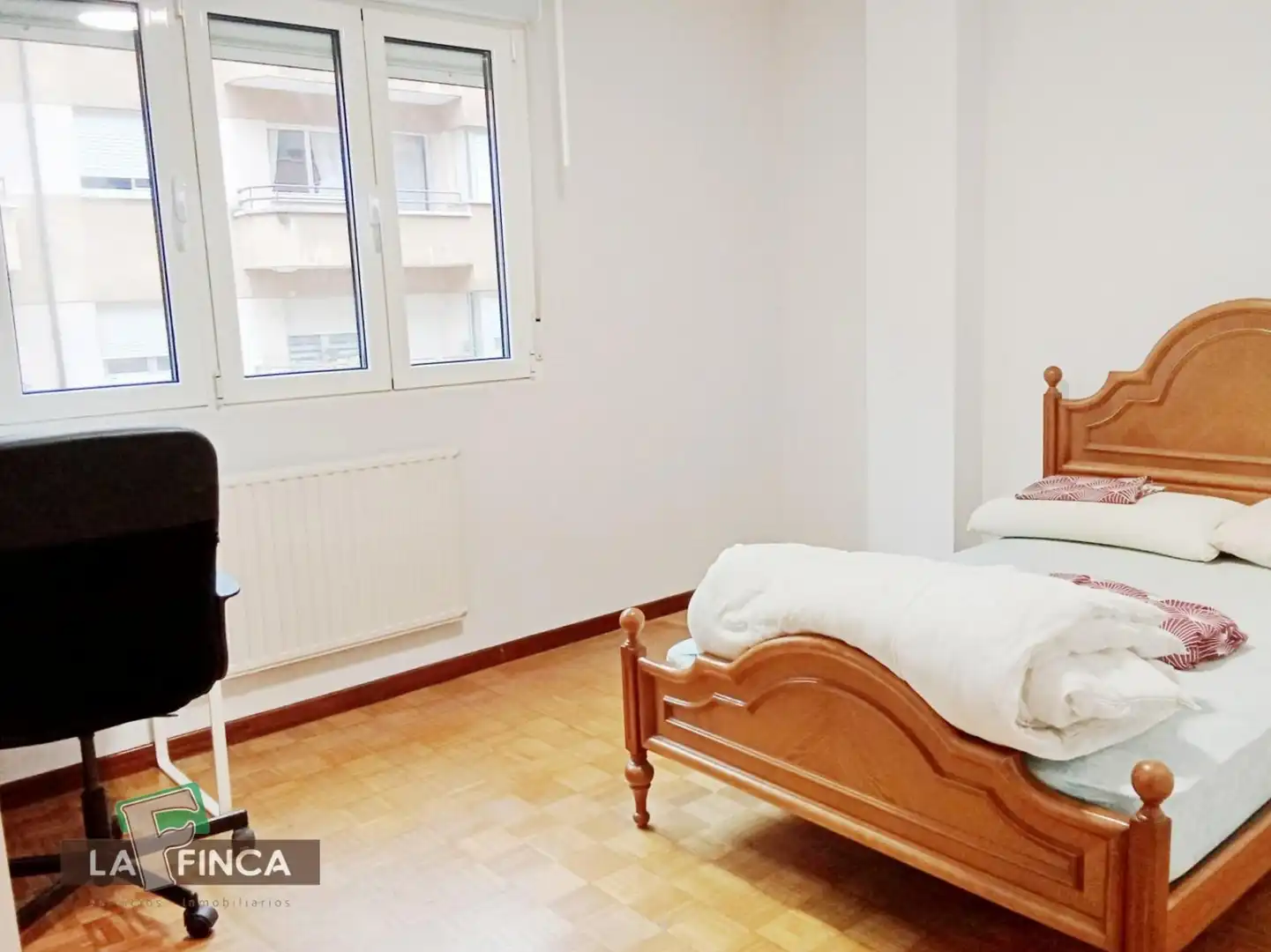 Dormitori de Pis de lloguer en Oviedo  amb Calefacció, Parquet i Terrassa
