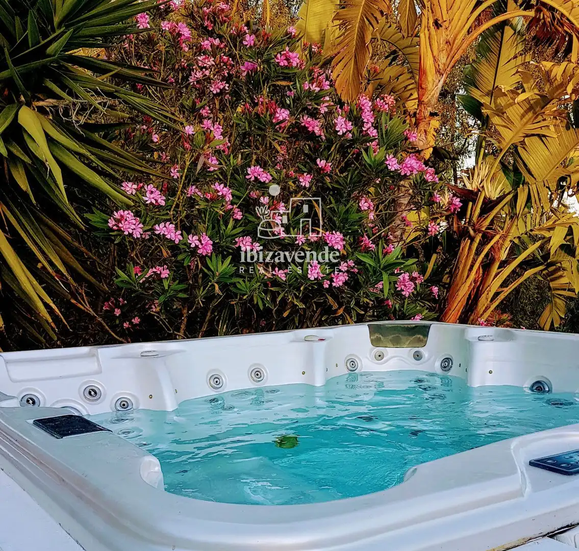 Garden of Houses for sale in Santa Eulària des Riu  with Air Conditioner, Private garden and Terrace