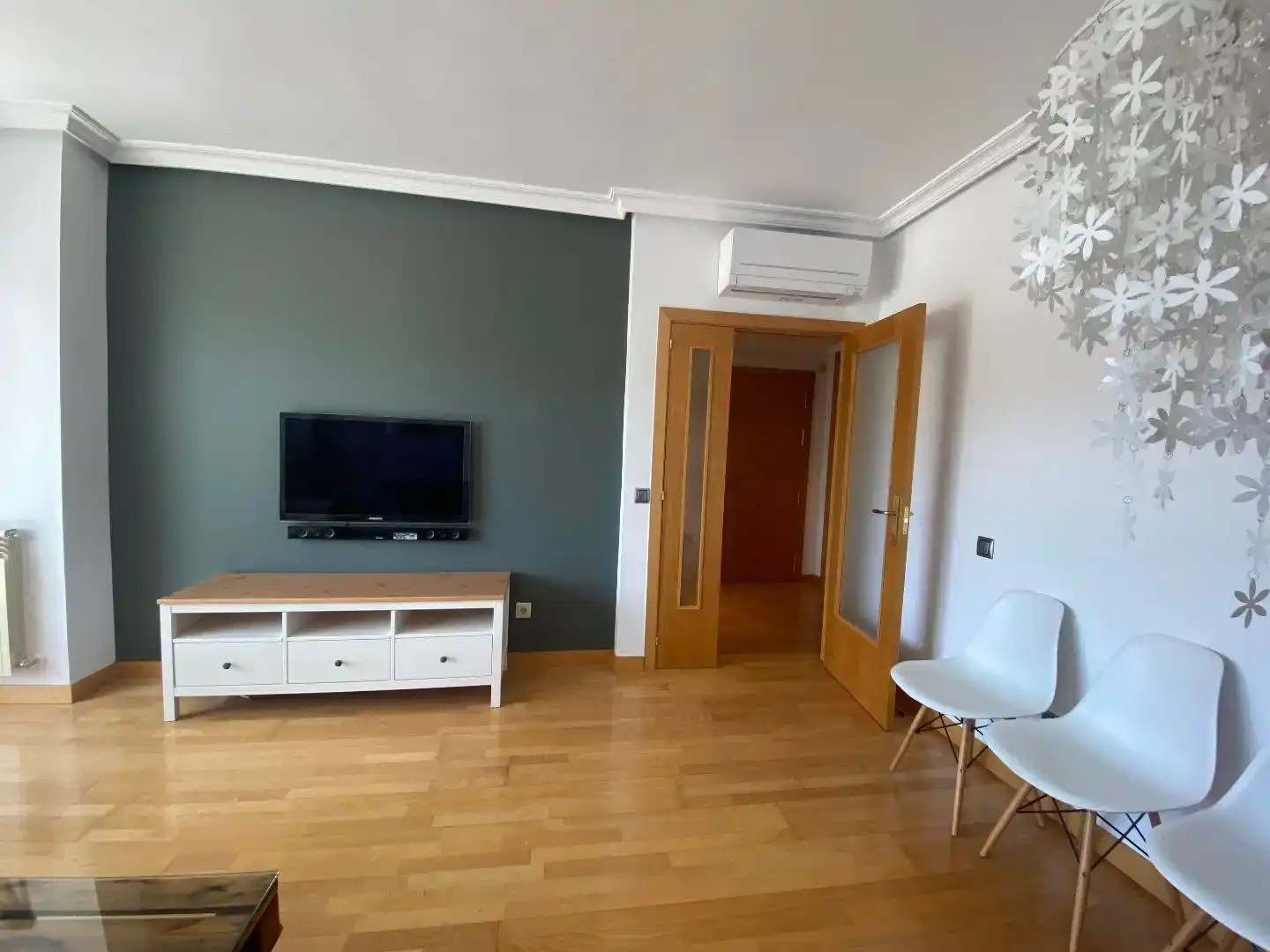 Wohnzimmer von Wohnung zur Miete in Las Rozas de Madrid mit Klimaanlage, Privatgarten und Parkett
