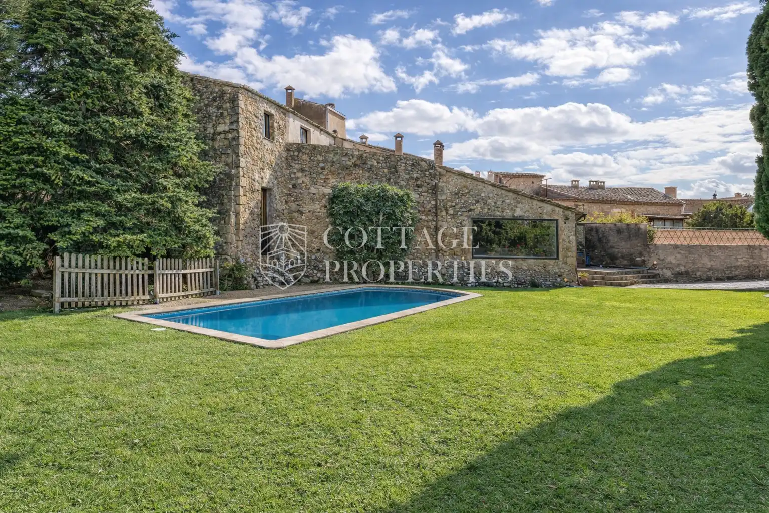 Vista exterior de Finca rústica en venda en Bàscara amb Aire condicionat, Calefacció i Terrassa