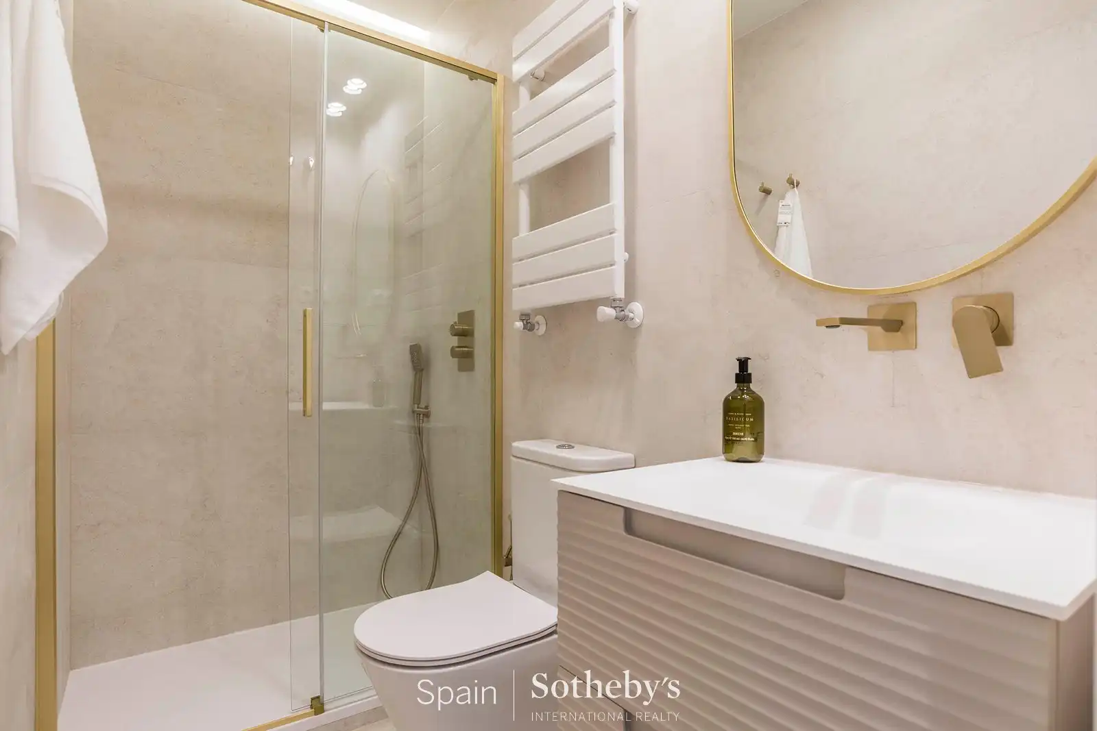 Badezimmer von Wohnungen zum Verkauf in Madrid mit Klimaanlage und Heizung