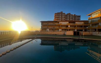Piscina de Apartament en venda en La Manga del Mar Menor amb Terrassa, Moblat i Piscina comunitària