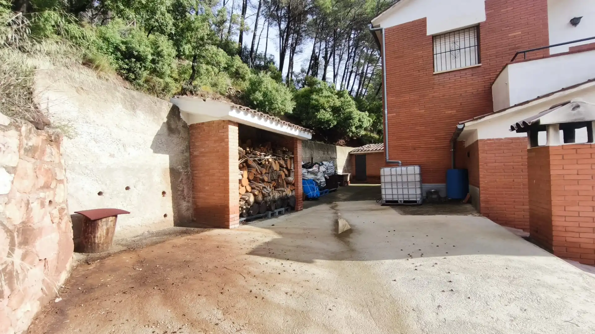 Vista exterior de Casa o xalet en venda en Cervelló amb Jardí privat, Terrassa i Piscina