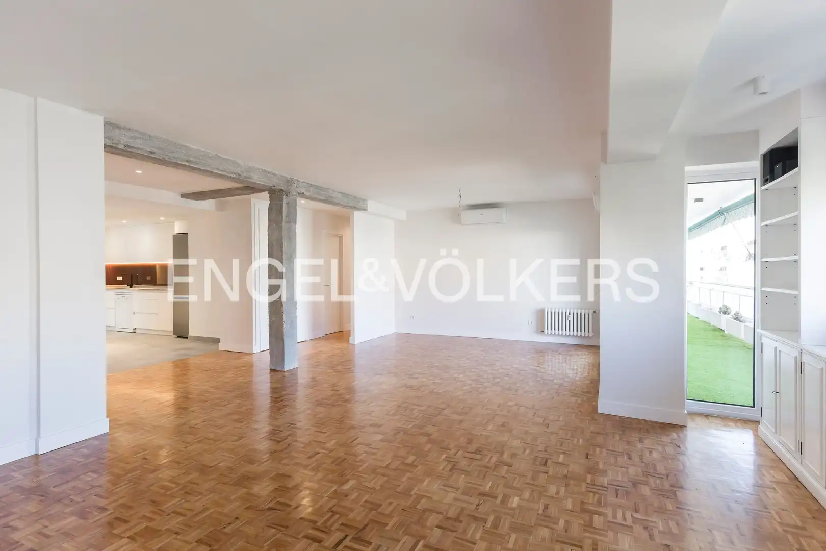 Living room of Flat for rent in Madrid  with Air Conditioner, Heating and Parquet flooring