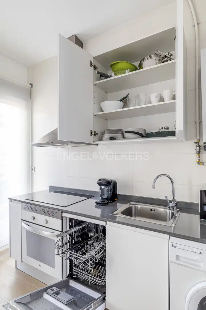 Cuina de Apartament de lloguer en Madrid amb Aire condicionat, Calefacció i Moblat