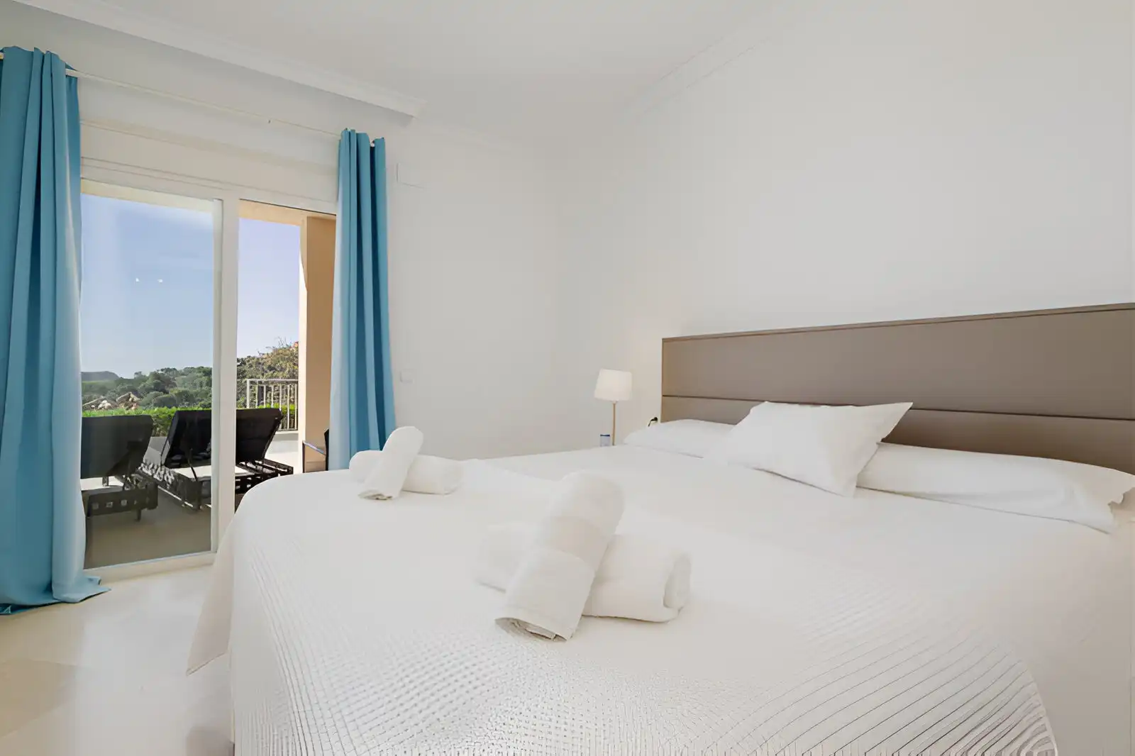 Schlafzimmer von Erdgeschoss zum Verkauf in Marbella mit Klimaanlage, Privatgarten und Terrasse