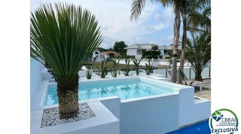 Empuriabrava preciosa casa moderna amb piscina i amarri prop de la platja, sala destar de 99 m2, imatge 3