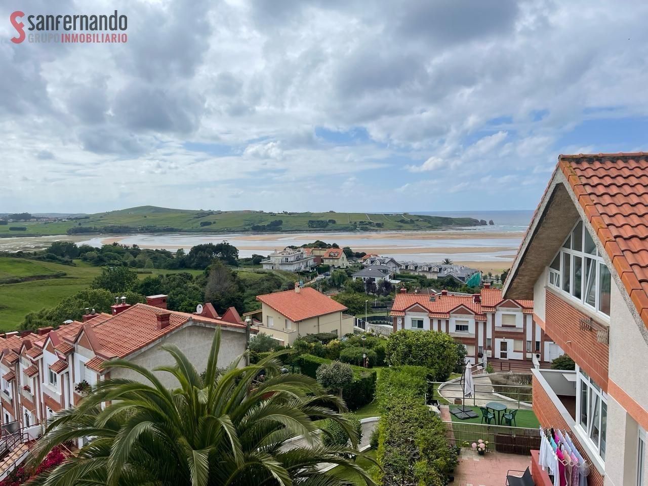 Vista exterior de Àtic en venda en Miengo amb Traster, Moblat i Piscina comunitària